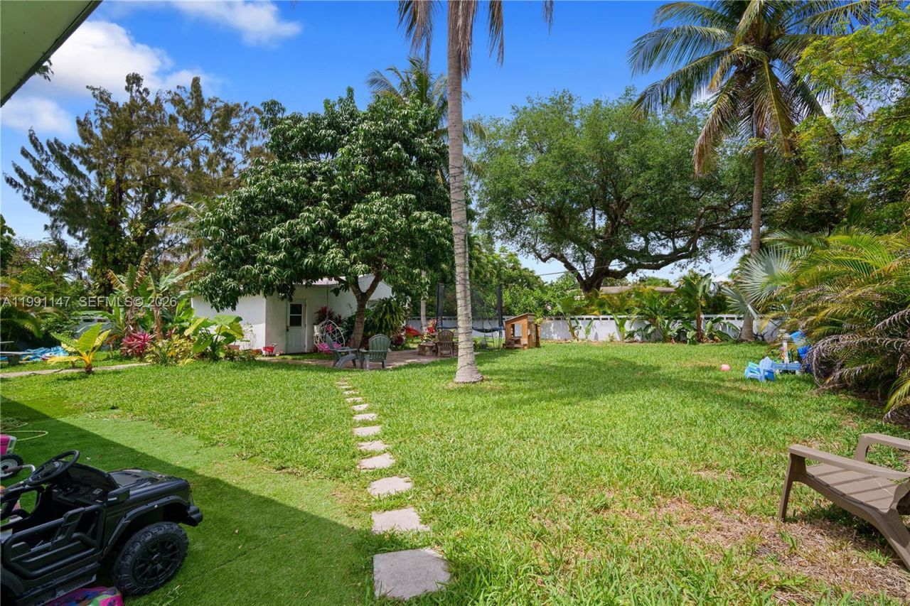 369 NE 158th St , Miami, FL 33162 Photo
