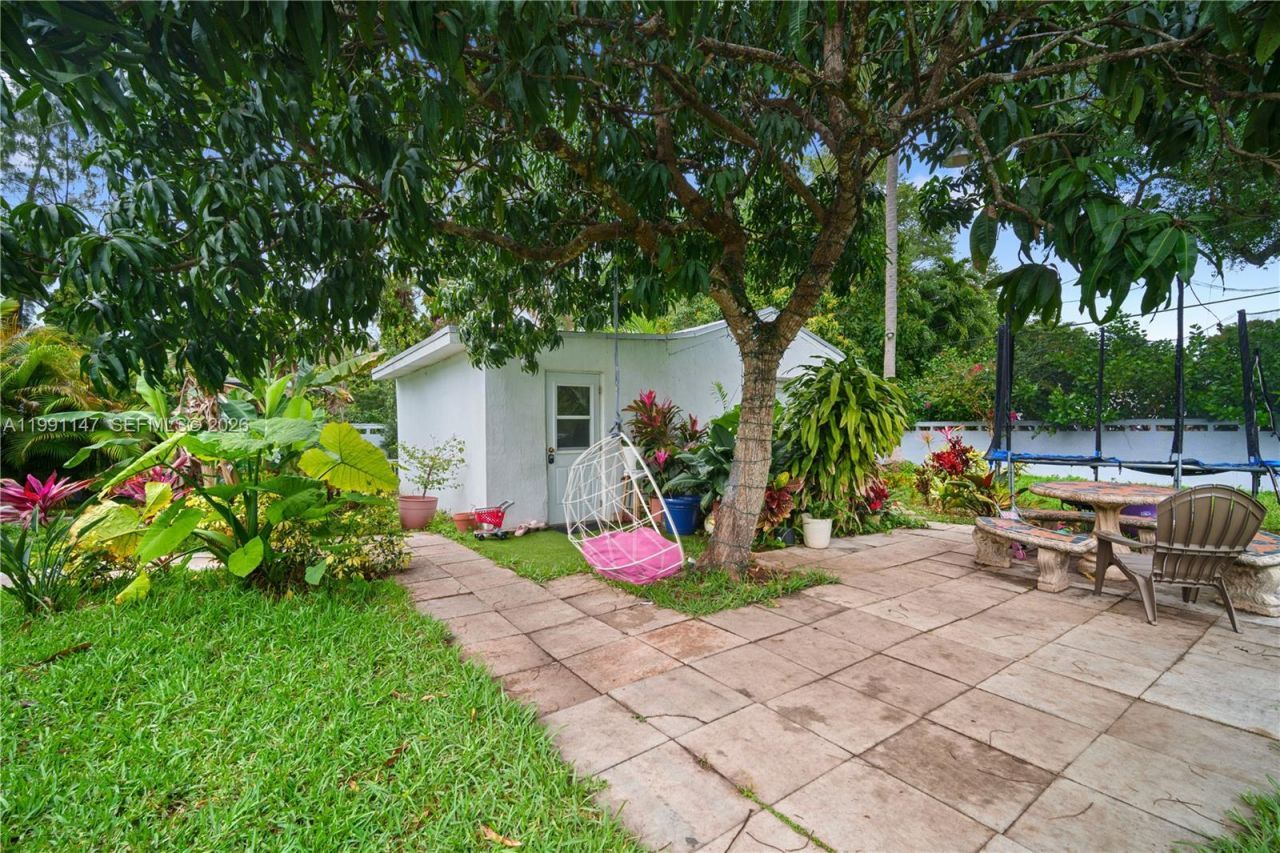 369 NE 158th St , Miami, FL 33162 Photo