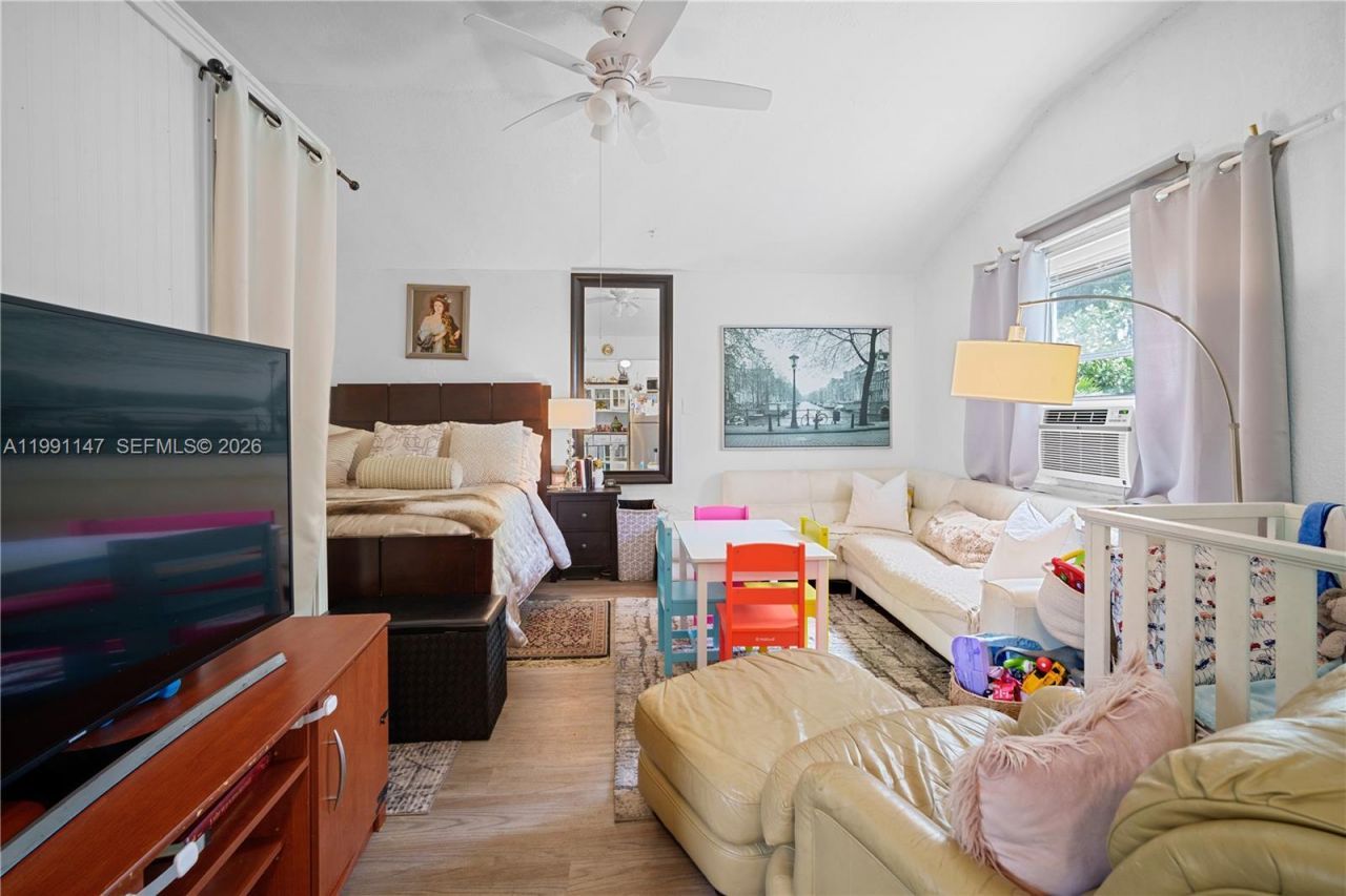 369 NE 158th St , Miami, FL 33162 Photo