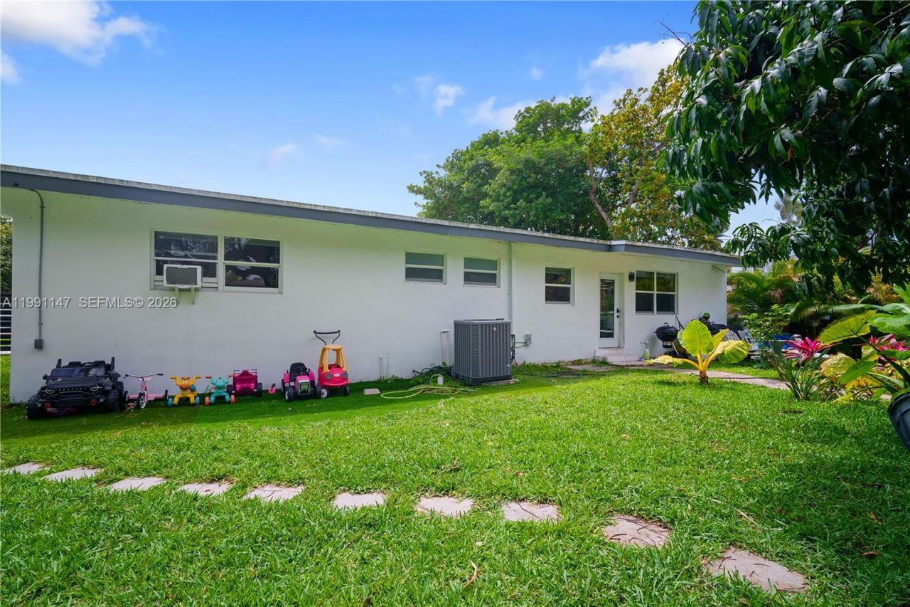 369 NE 158th St , Miami, FL 33162 Photo