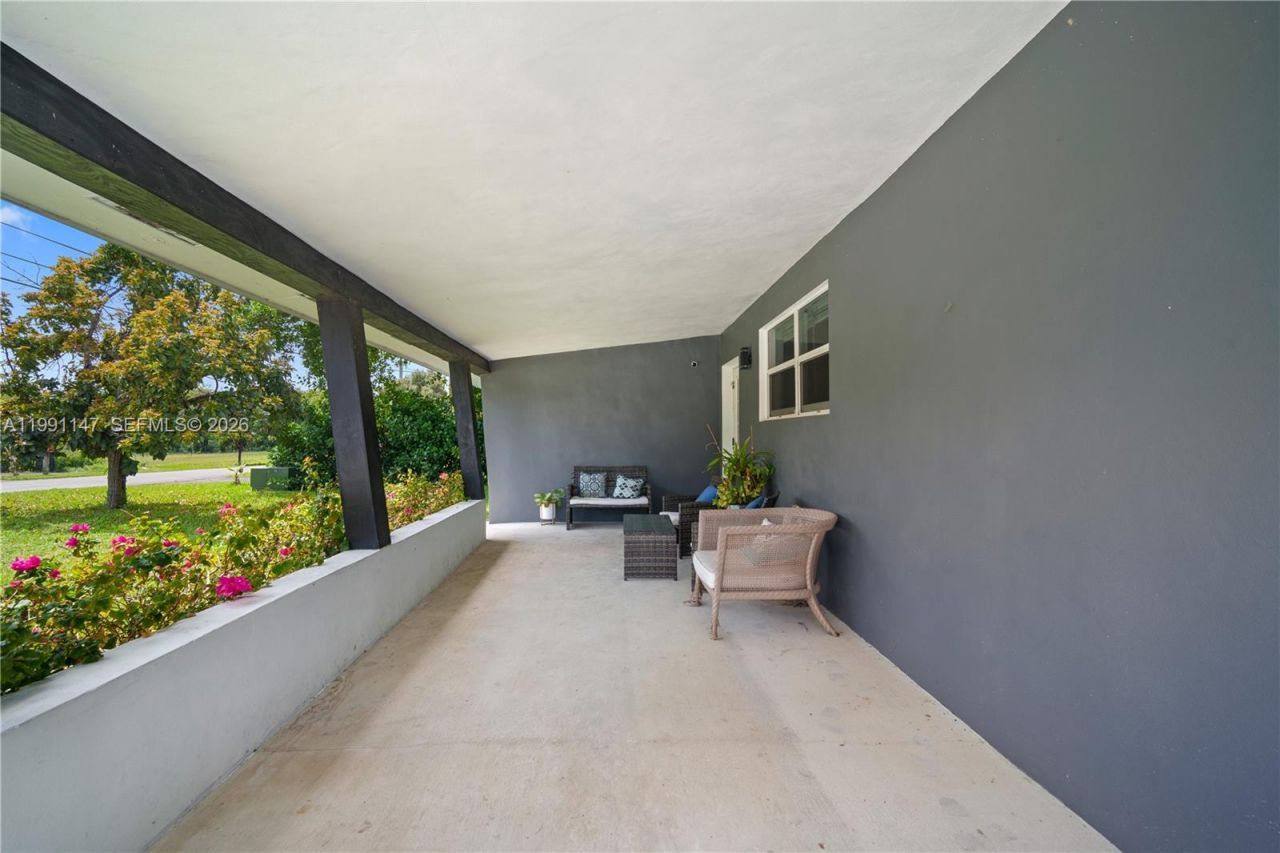 369 NE 158th St , Miami, FL 33162 Photo