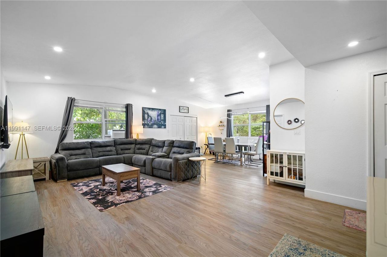 369 NE 158th St , Miami, FL 33162 Photo