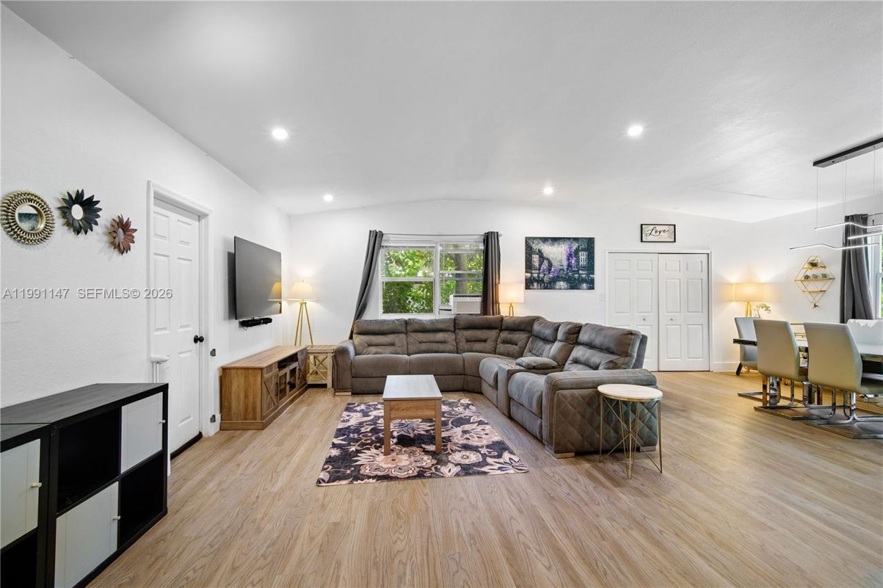 369 NE 158th St , Miami, FL 33162 Photo