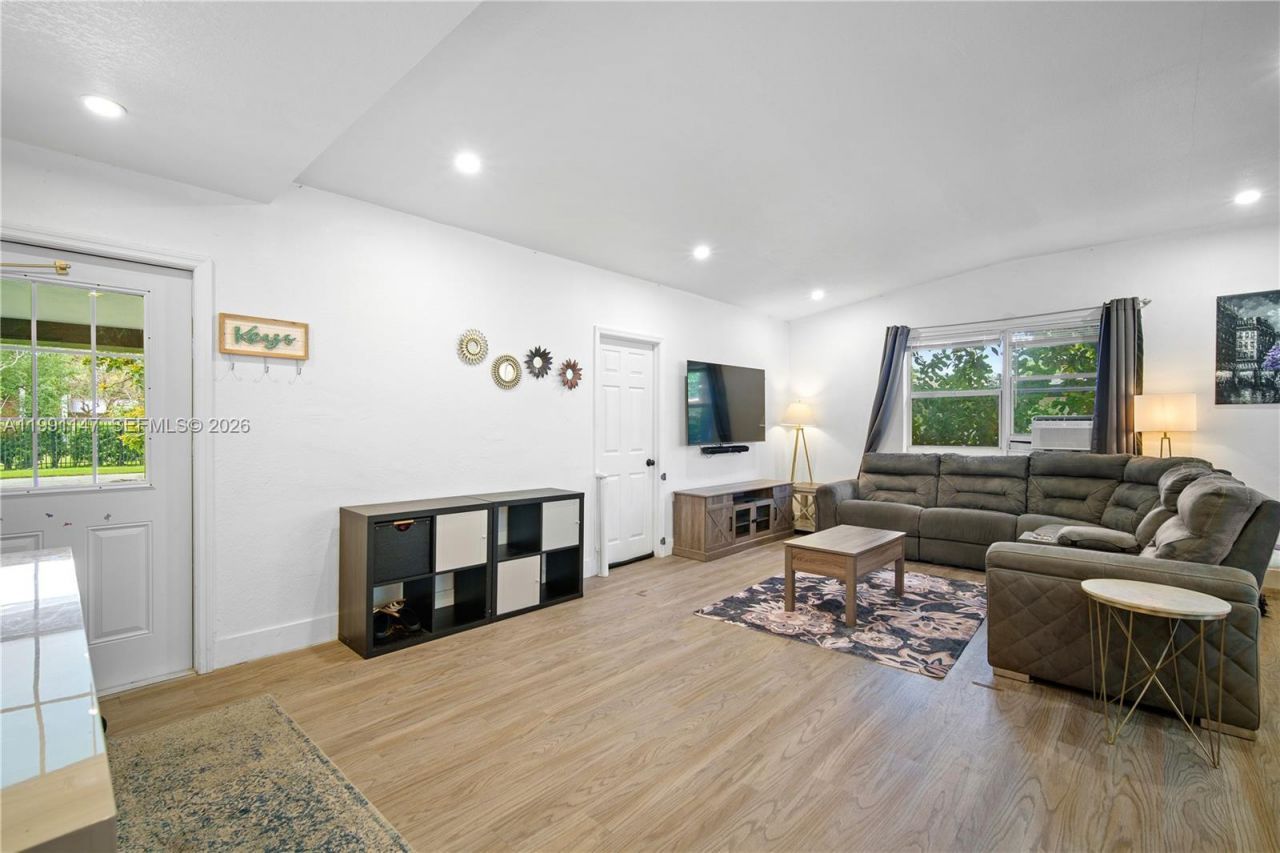 369 NE 158th St , Miami, FL 33162 Photo