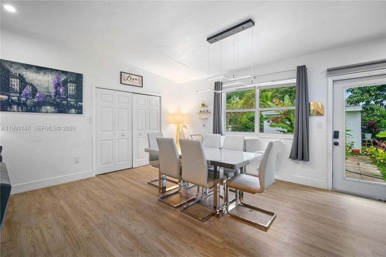 369 NE 158th St , Miami, FL 33162 Photo