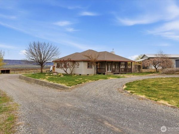 55676 Bay Area Dr NE, Electric City, WA 99123