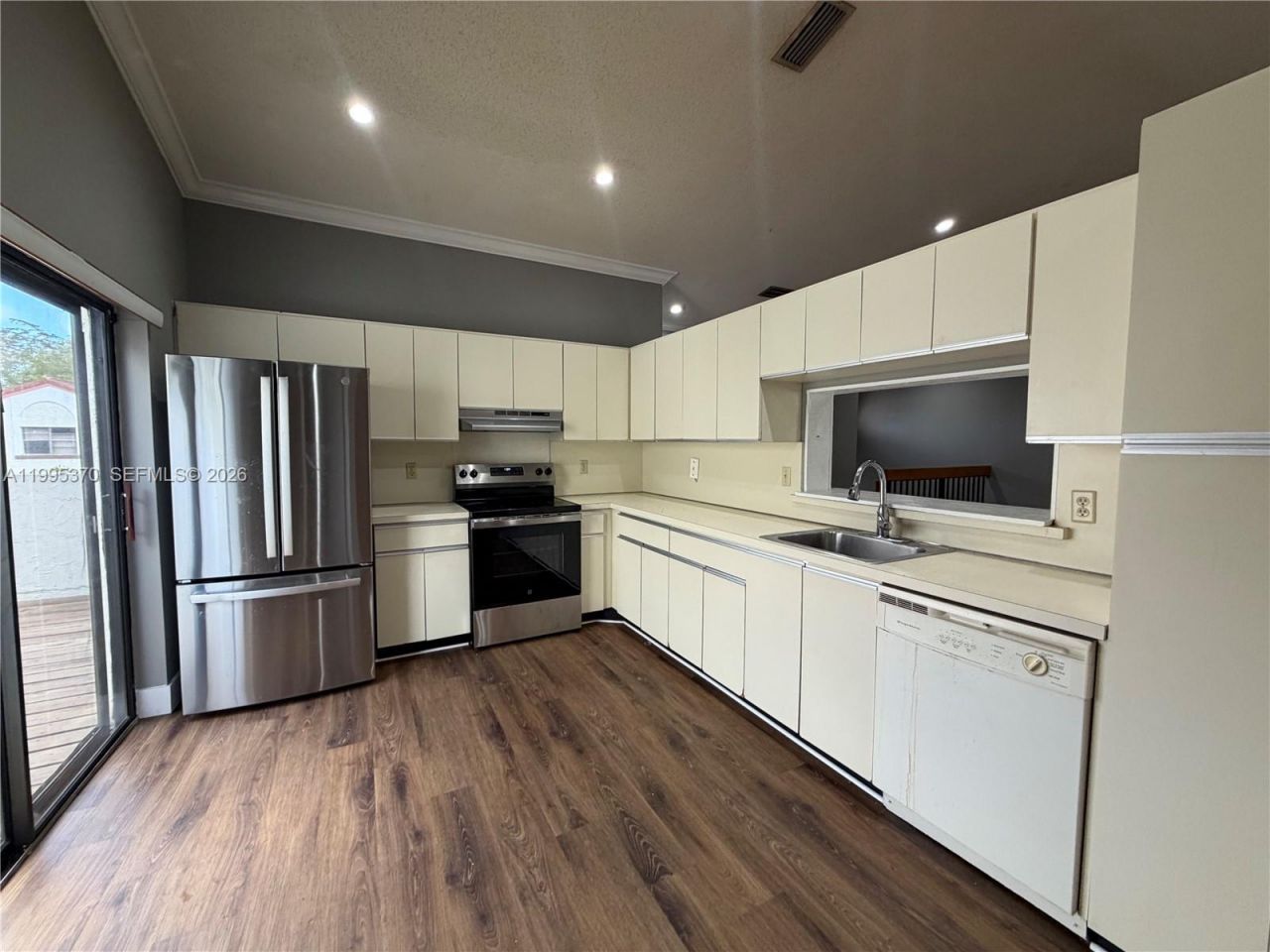 323 Ives Dairy Rd , Unit 343-05, Miami, FL 33179 Photo