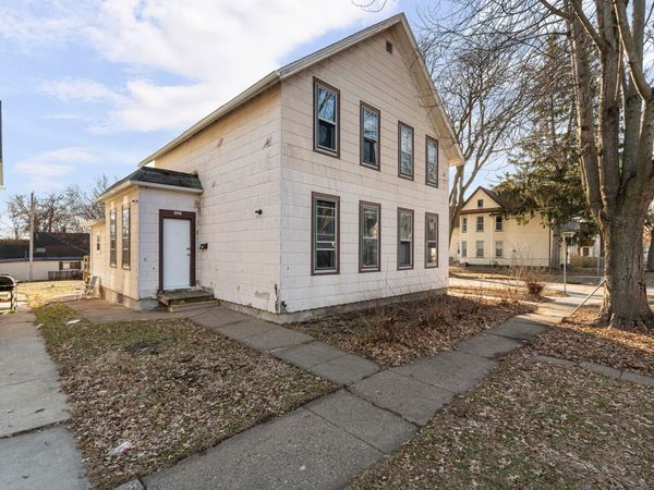 1527 W 6th Street , Davenport, IA 52802