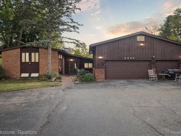 4665 W Maple Road , Bloomfield Hills, MI 48301