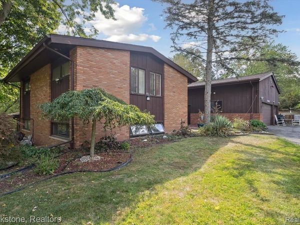 4665 W Maple Road, Bloomfield Hills, MI 48301