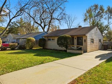 241 W Ann Arbor Avenue, Pontiac, MI 48340