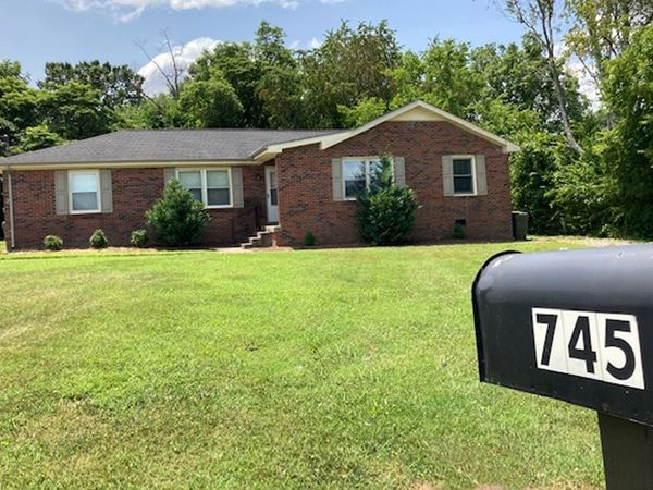 745 Trail Dr , Gallatin, TN 37066