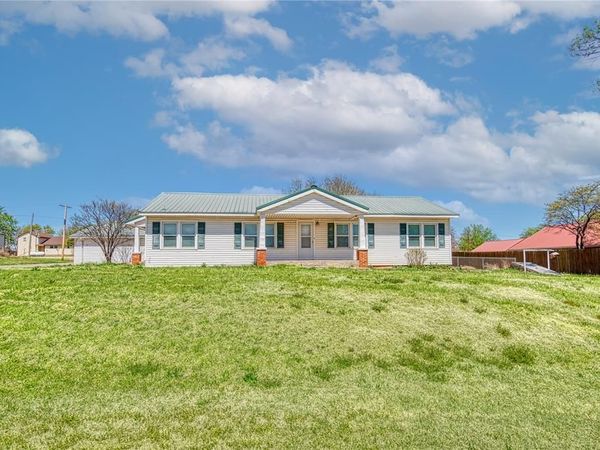 323 S Phillips Avenue, Leedey, OK 73654
