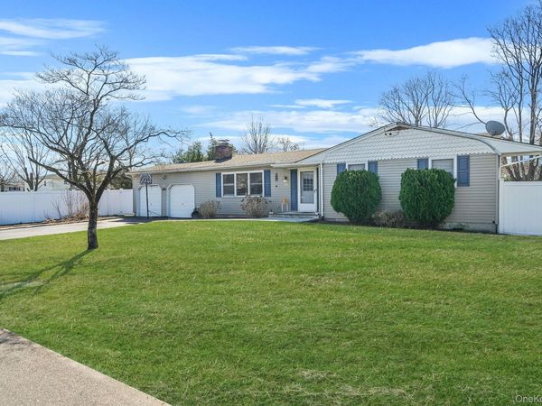 28 Shirley Street , Bohemia, NY 11716