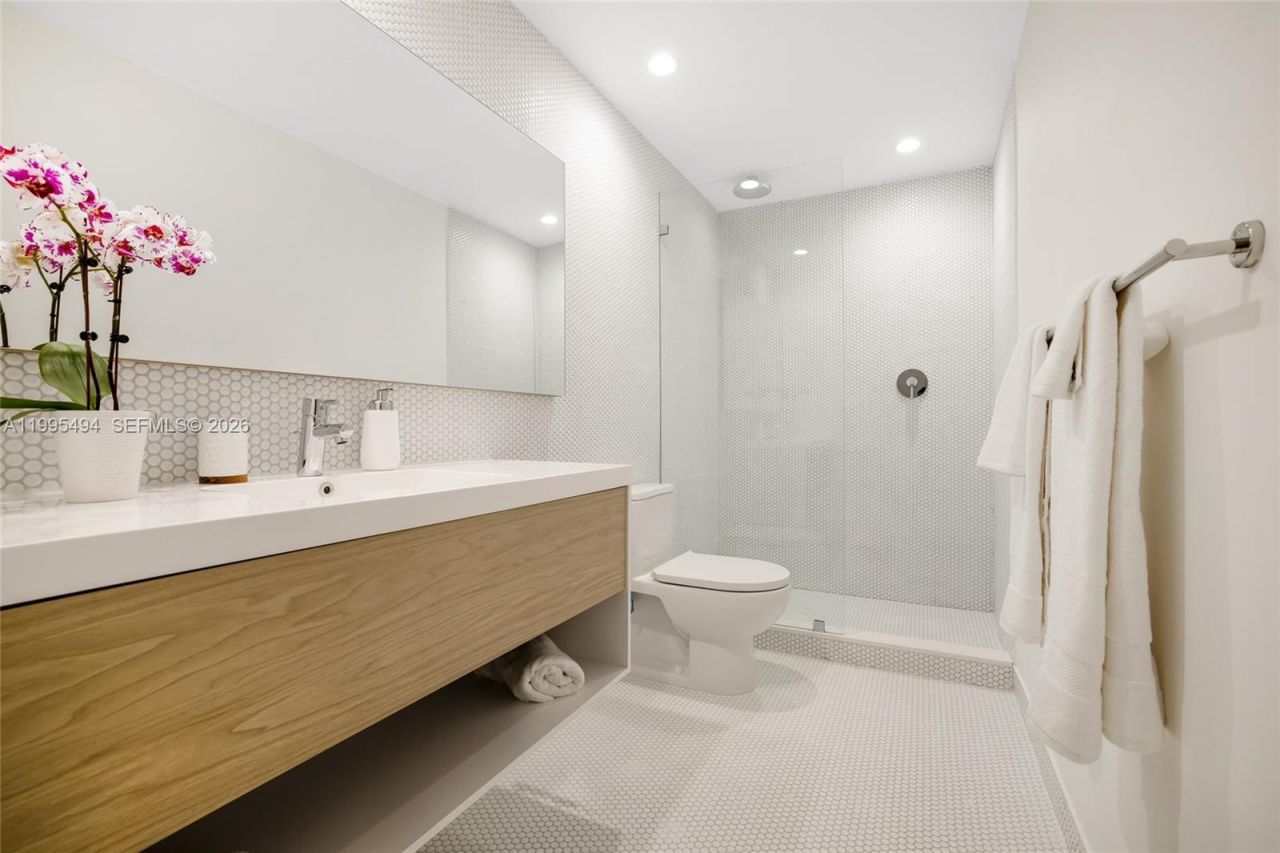 9881 E Bay Harbor Dr, Unit 502, Bay Harbor Islands, FL 33154 Photo