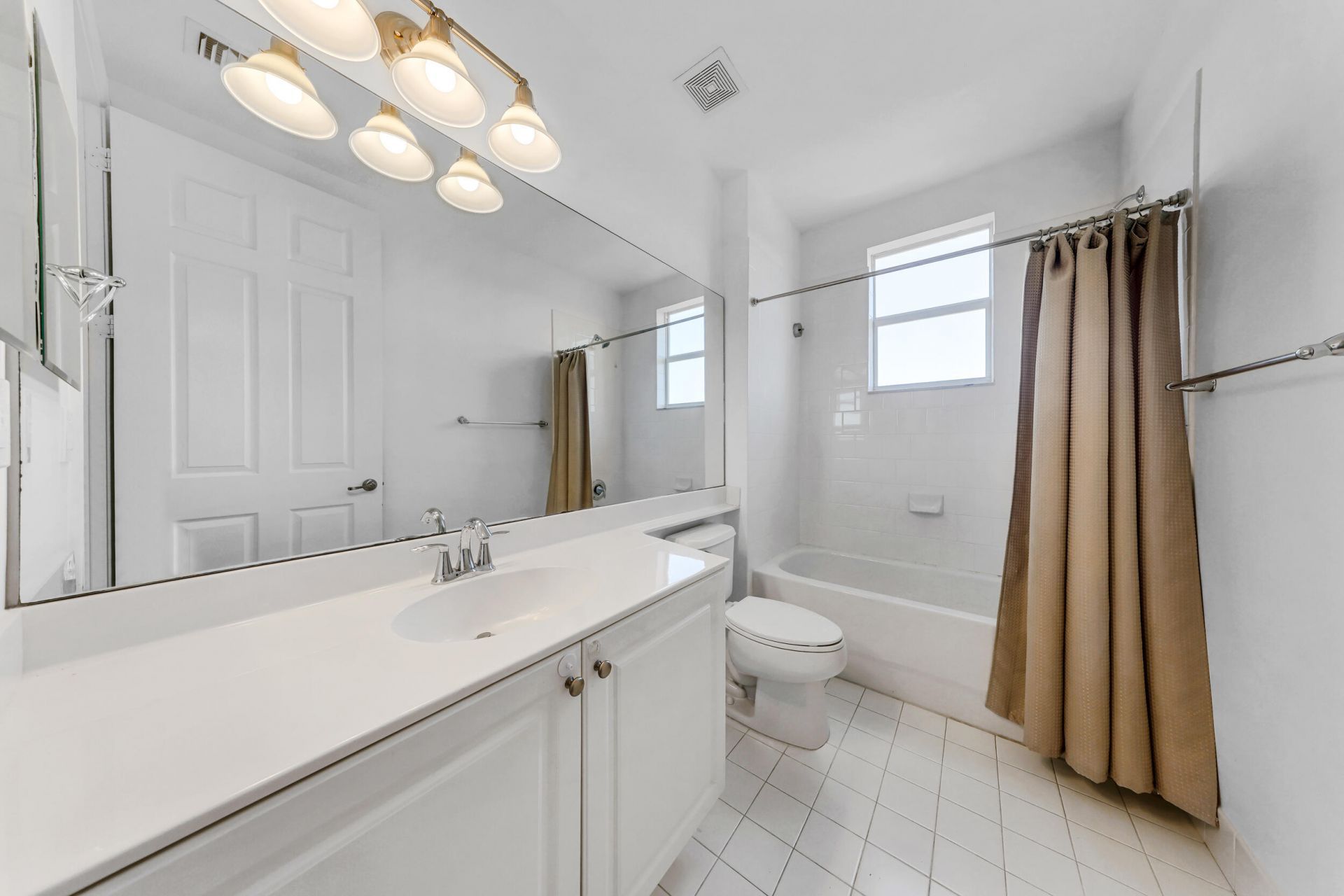 3600 Oaks Clubhouse Drive, Unit 501, Pompano Beach, FL 33069 Photo