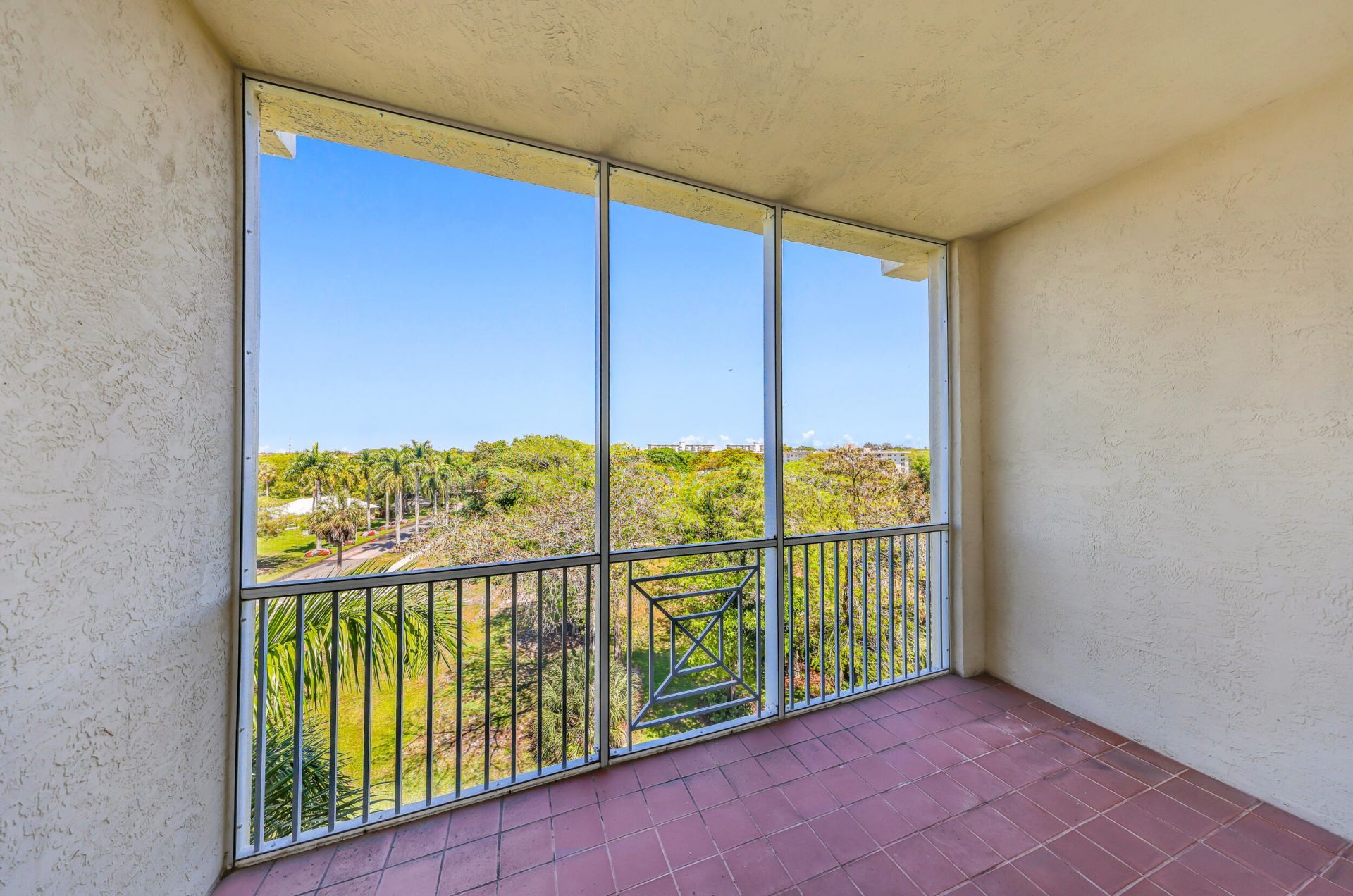 3600 Oaks Clubhouse Drive, Unit 501, Pompano Beach, FL 33069 Photo
