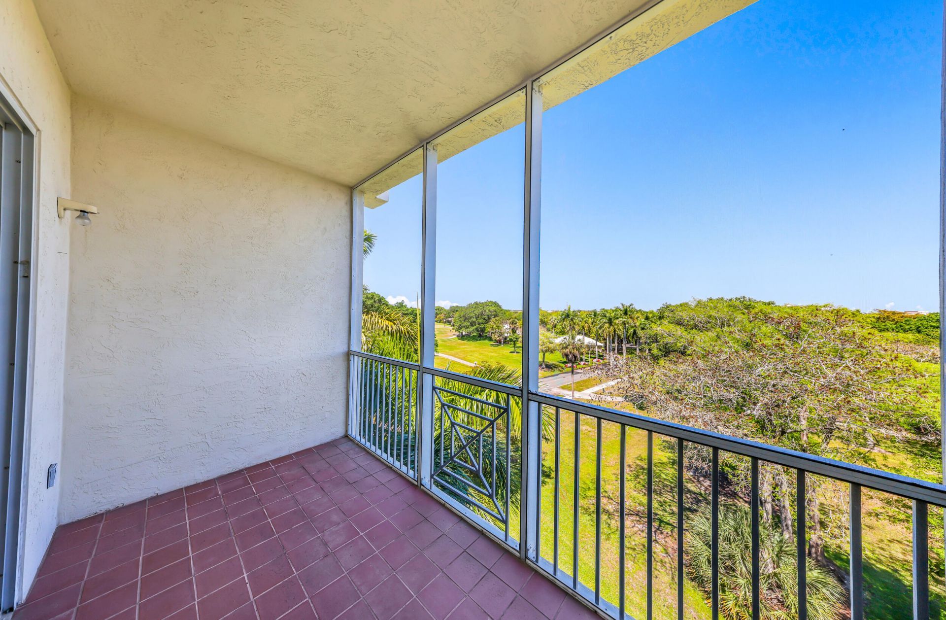 3600 Oaks Clubhouse Drive, Unit 501, Pompano Beach, FL 33069 Photo