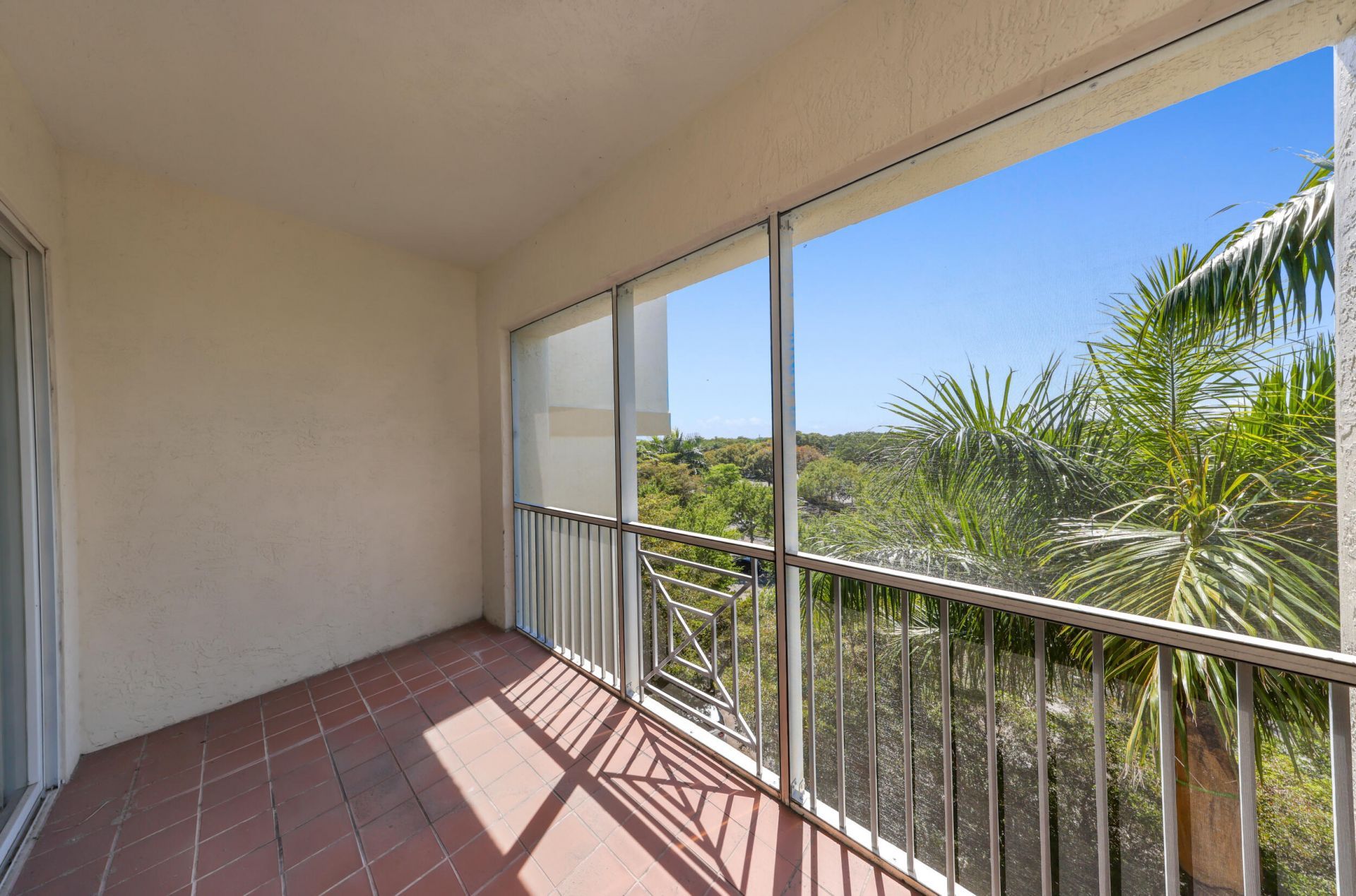 3600 Oaks Clubhouse Drive, Unit 501, Pompano Beach, FL 33069 Photo