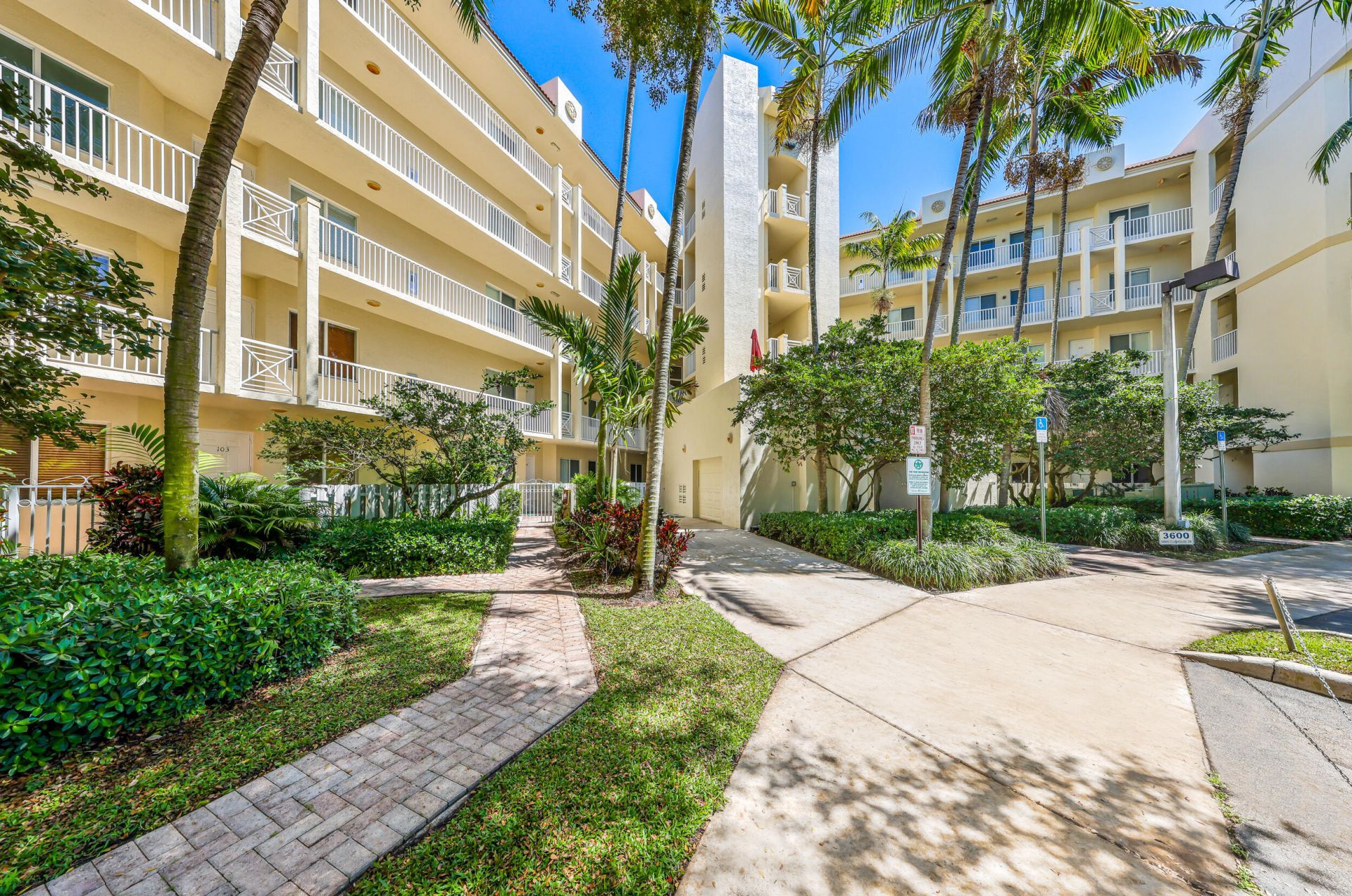 3600 Oaks Clubhouse Drive, Unit 501, Pompano Beach, FL 33069 Photo