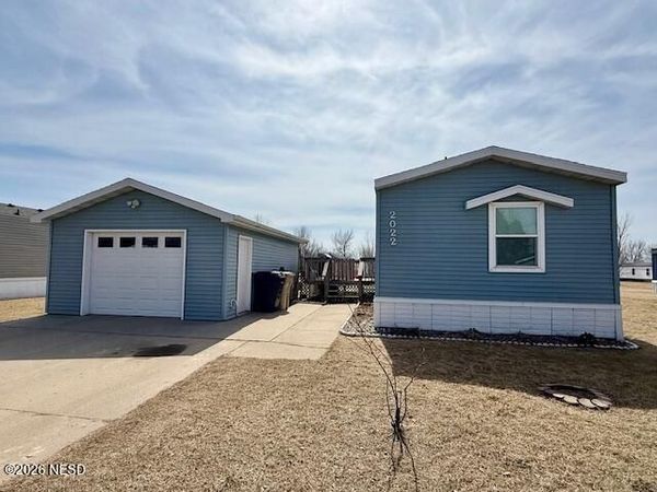 2022 10TH AVENUE SW, Watertown, SD 57201