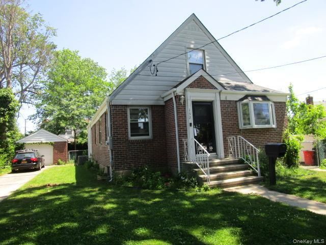 132 Wardwell Road  Mineola, NY 11501