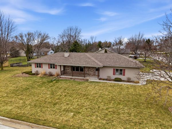 540 Cardinal Ln, Howards Grove, WI 53083