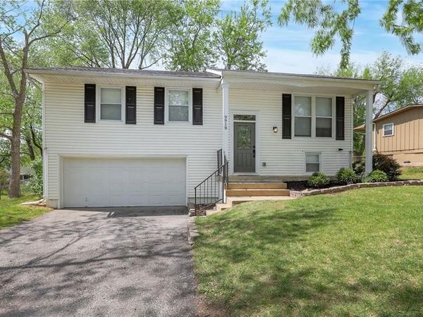 9918 Countryside Road, Lenexa, KS 66215