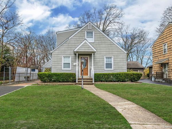 1760 Slocum Street , Hewlett, NY 11557