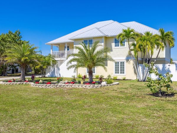 425 Lake Murex Cir, Sanibel, FL 33957