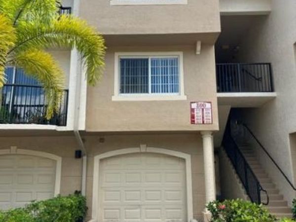 800 S Crestwood Ct Court S, Unit 811, Royal Palm Beach, FL 33411