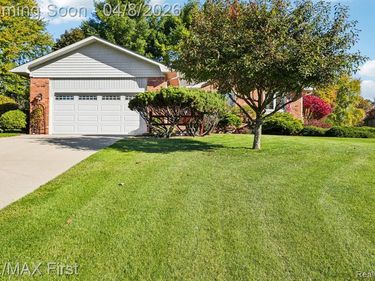 1200 Eagle Nest Drive, Rochester, MI 48306