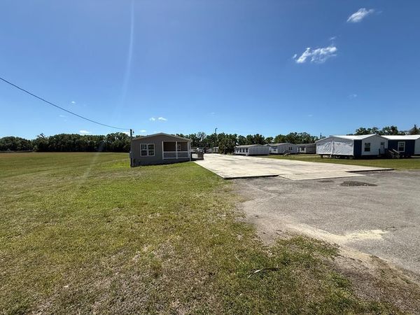 N Wade St, Trenton, FL 32693