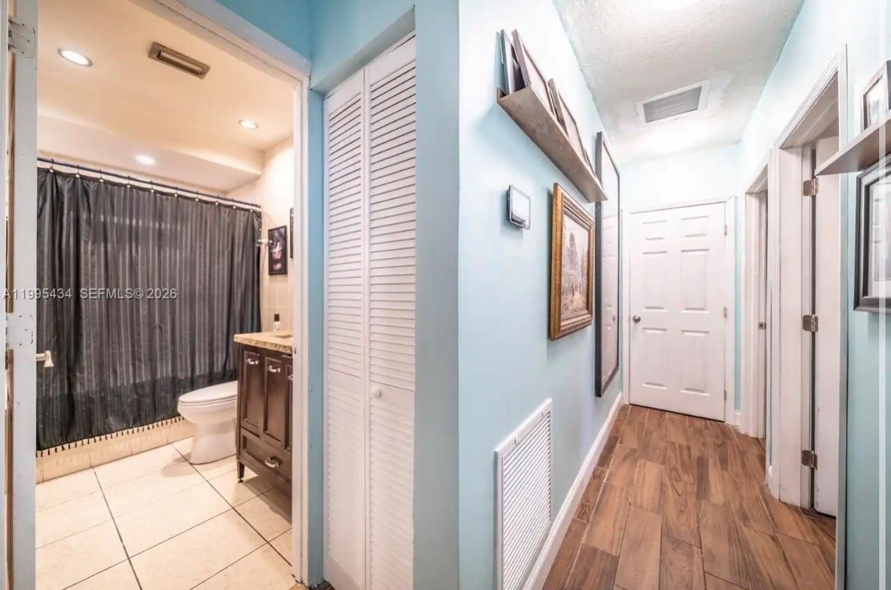 6890 SW 57th St, Davie, FL 33314 Photo