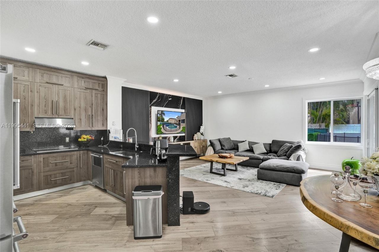 16180 SW 14th St, Pembroke Pines, FL 33027 Photo