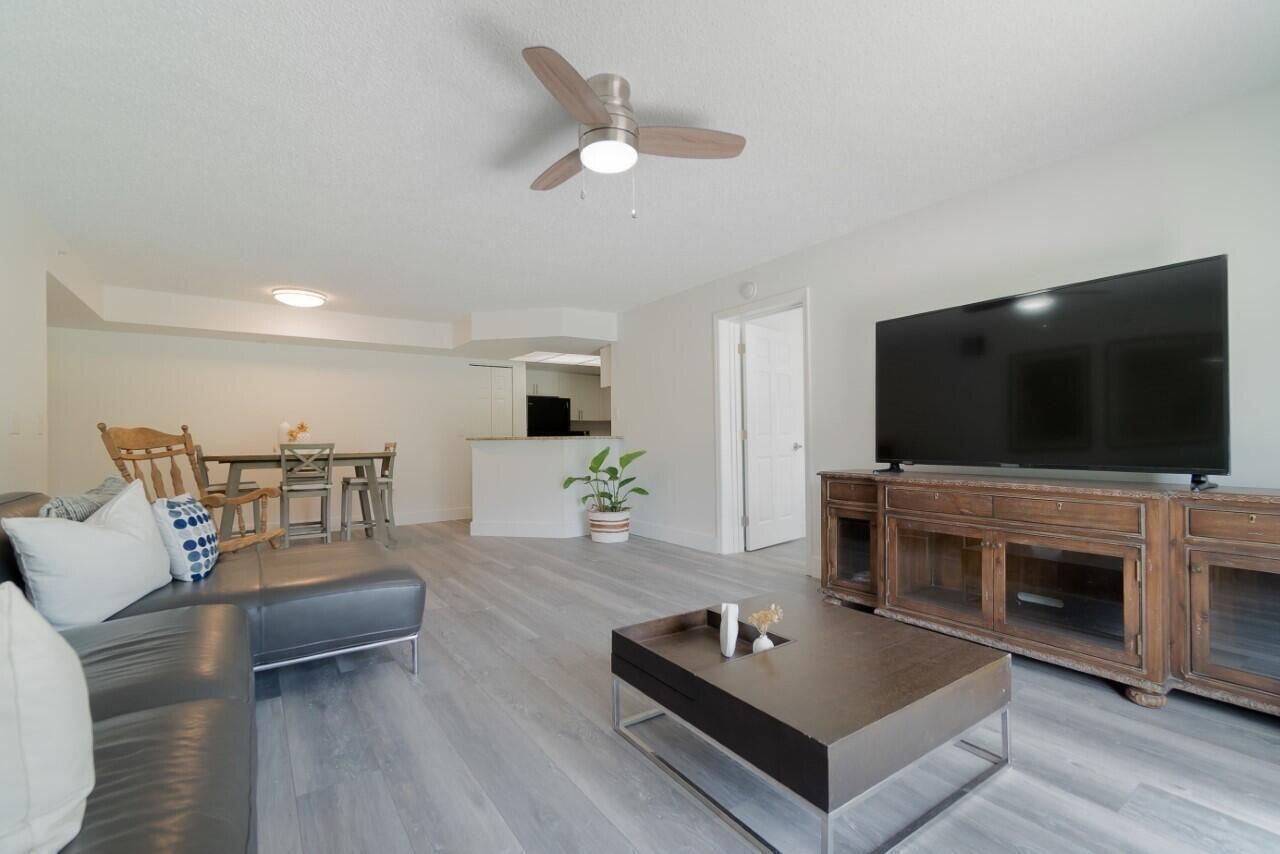 800 Crestwood Court S, Unit 801, Royal Palm Beach, FL 33411 Photo