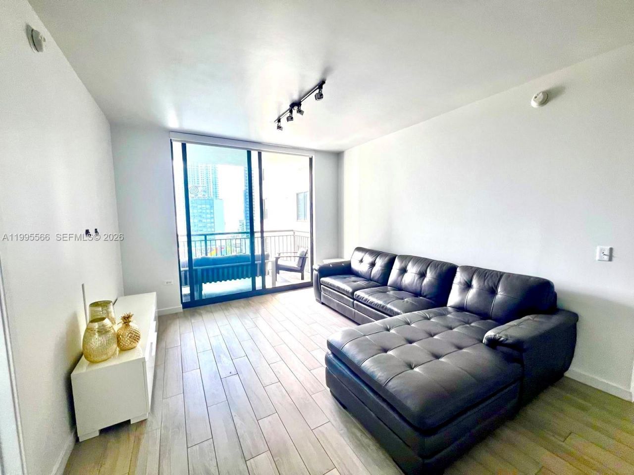 999 SW 1st Ave, Unit 1807, Miami, FL 33130 Photo