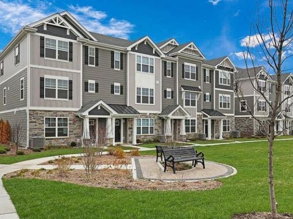 438 Lakeshore Court, Unit 438, St. Charles, IL 60174