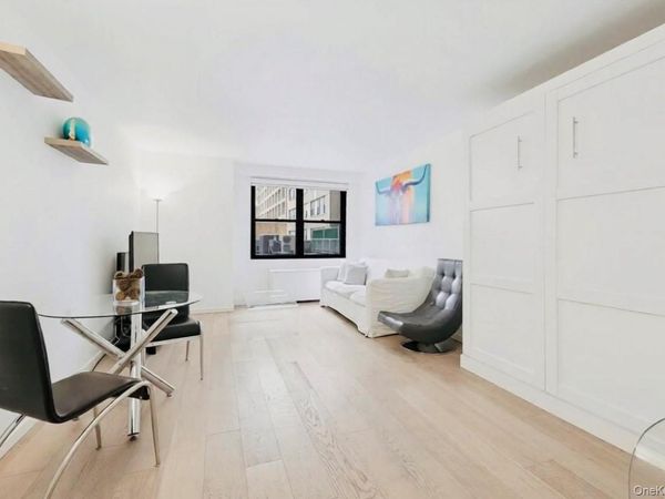 165 W 66th Street, Unit 2L, New York (Manhattan), NY 10023