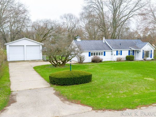 916 James Street, Plainwell, MI 49080