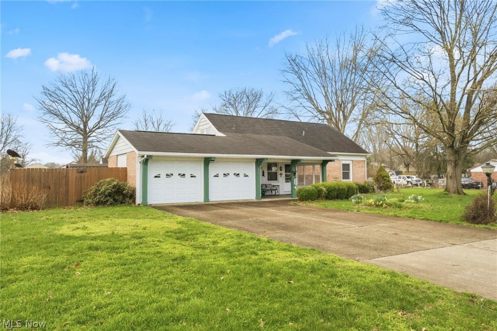 890 Huffman Square NE, Bolivar, OH 44612