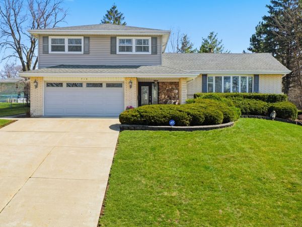 715 Pinecroft Drive, Roselle, IL 60172