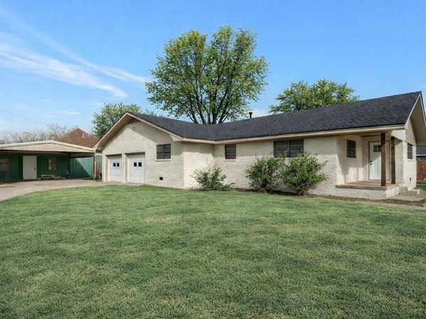 411 N 5th Avenue , Munday, TX 76371