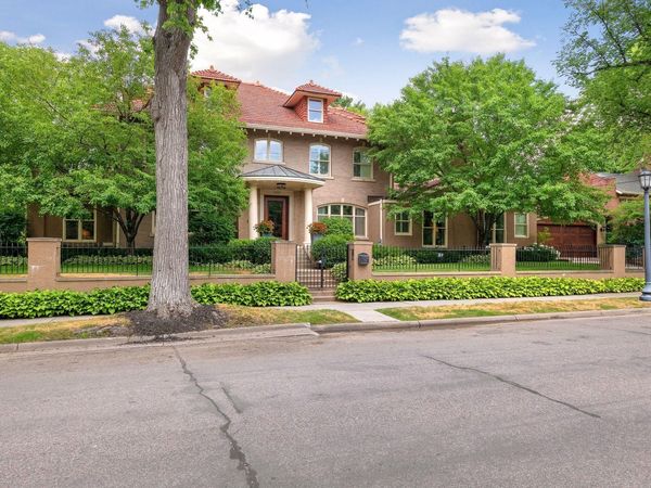 1724 Summit Avenue , Minneapolis, MN 55403