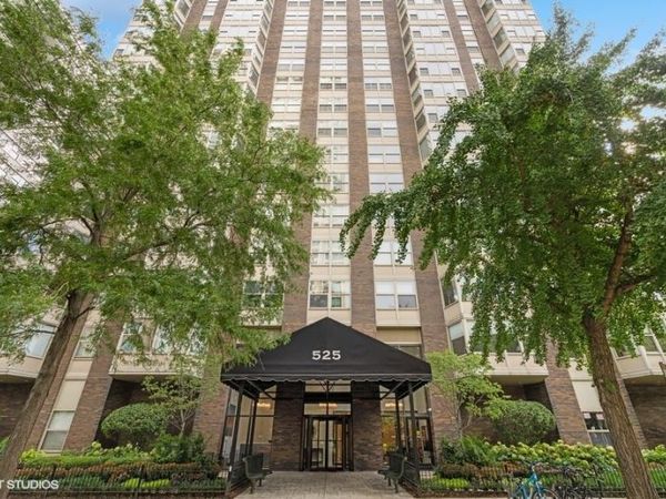 525 W Hawthorne Place, Unit 808, Chicago, IL 60657