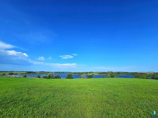 26165 W Sunset Ct W W, Canistota, SD 57012