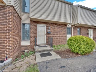 2148 Village West Drive S, Lapeer, MI 48446