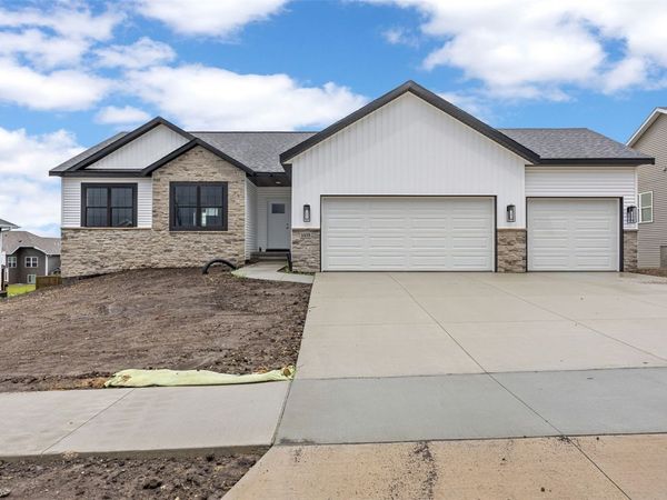 1435 Cardinal Drive, Fairfax, IA 52228