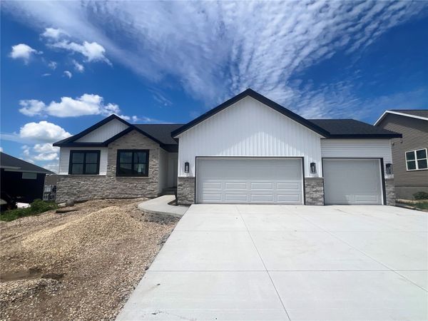 1435 Cardinal Drive, Fairfax, IA 52228