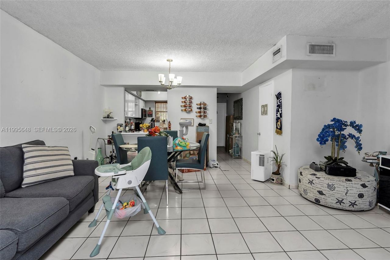 805 W 79th Pl, Hialeah, FL 33014 Photo